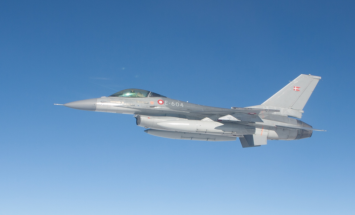 Dansk F-16 på vej mod mission i Afghanistan i 2002