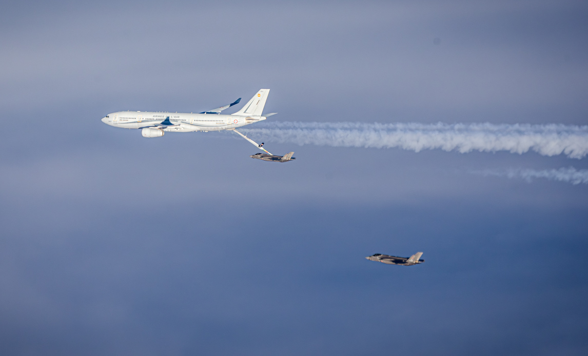 2 danske F-35 kampfly og et fransk MRTT-fly i luften over Grønland.