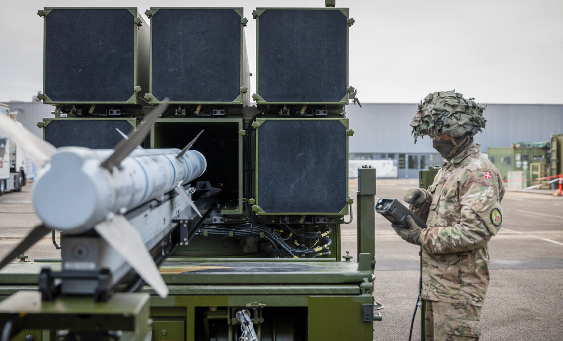 Soldat ved siden af NASAMs