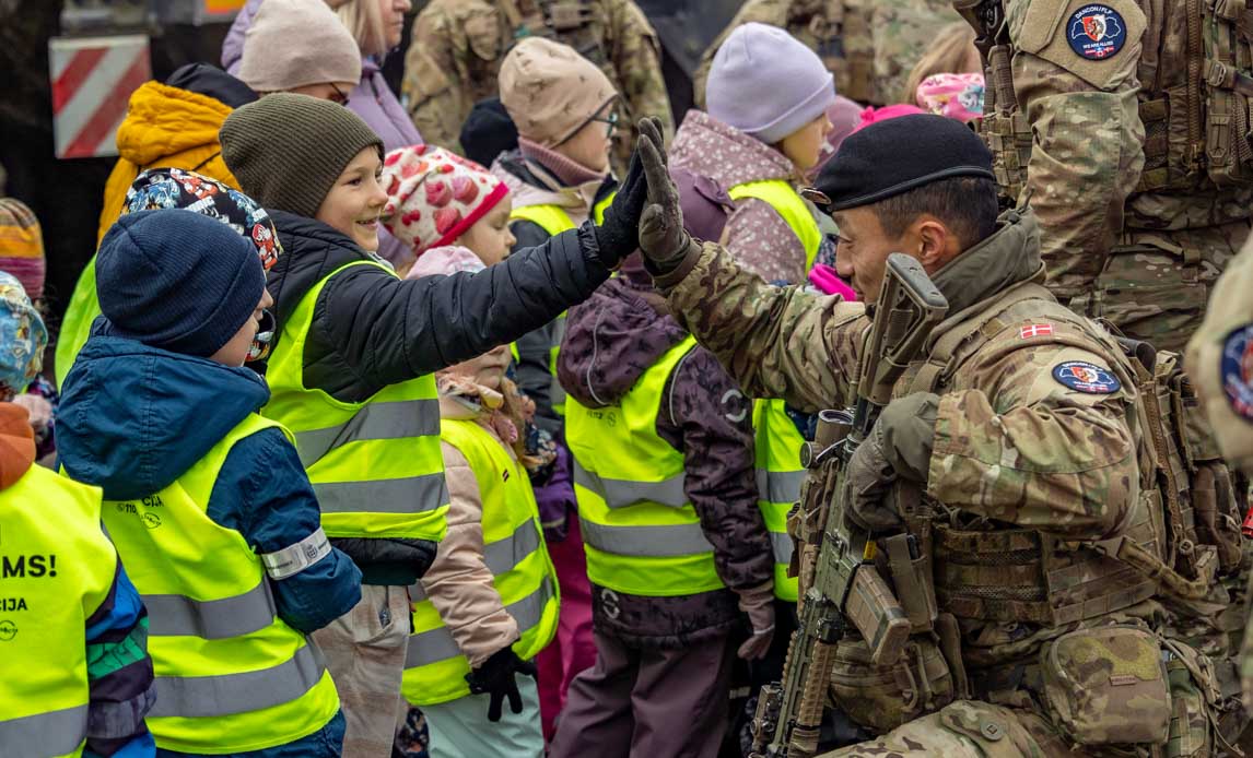 Der var stor interesse for de danske static displays under Lāčplēsis dagen. Foto: Magnus Terp / Forsvaret
