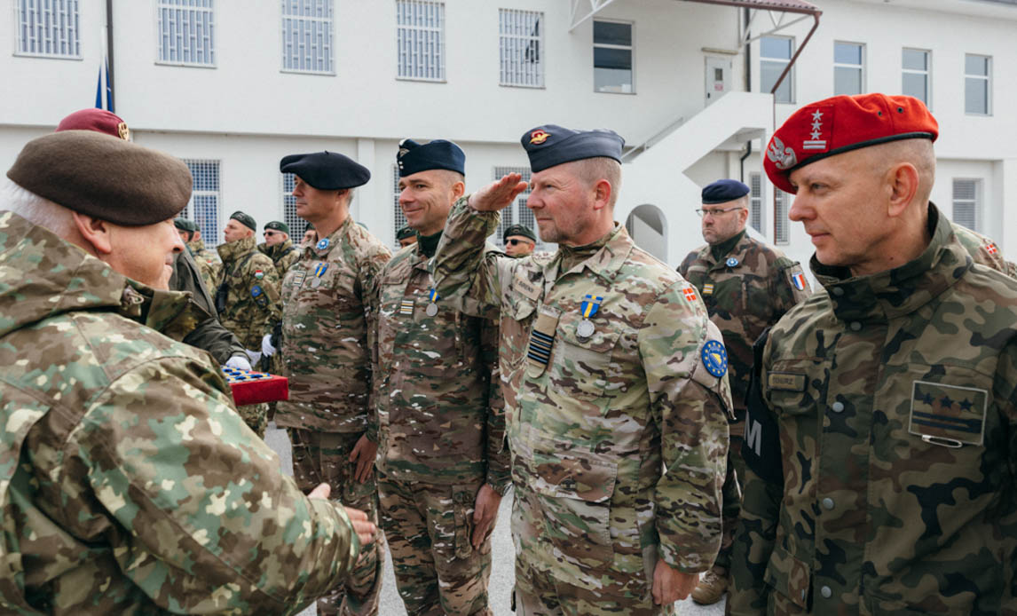 Den 13. november 2025 modtog ca. 500 militære og civile det fysi-ske bevis for deres indsats i EUFOR ALTHEA gennem modtagelsen af en missionsmedalje fra EUFOR. Under overværelse af den danske ho-norærkonsul i Sarajevo, Mirza Durmisevic, modtog to danskere me-daljen.