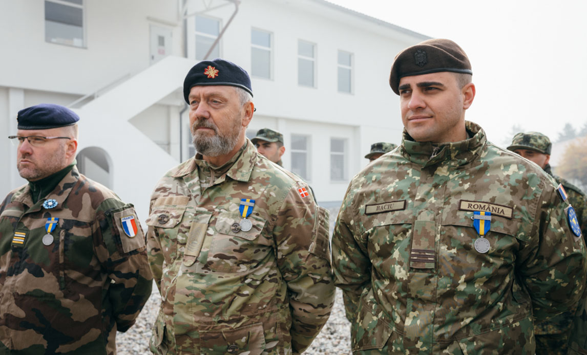 Den 13. november 2025 modtog ca. 500 militære og civile det fysi-ske bevis for deres indsats i EUFOR ALTHEA gennem modtagelsen af en missionsmedalje fra EUFOR. Under overværelse af den danske ho-norærkonsul i Sarajevo, Mirza Durmisevic, modtog to danskere me-daljen.