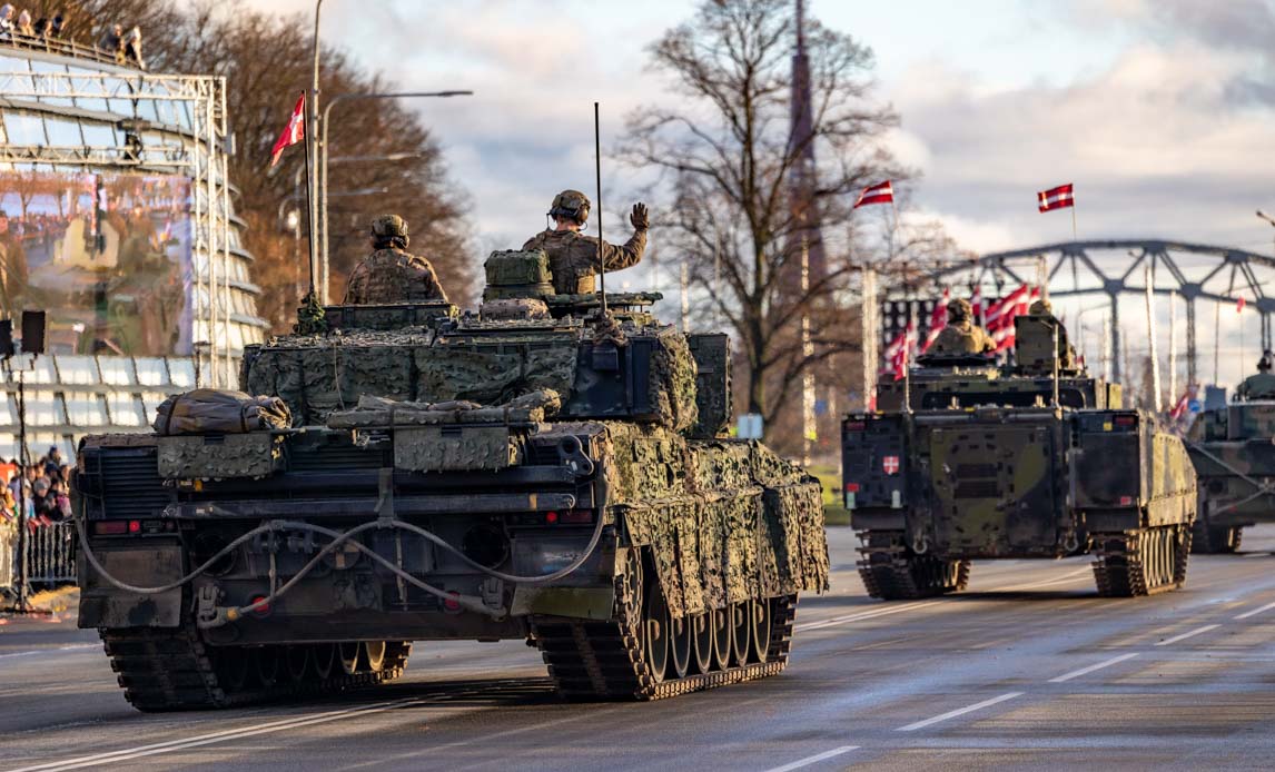 en dansk kampvogn og infanterikampkøretøj i en militær parade i Riga