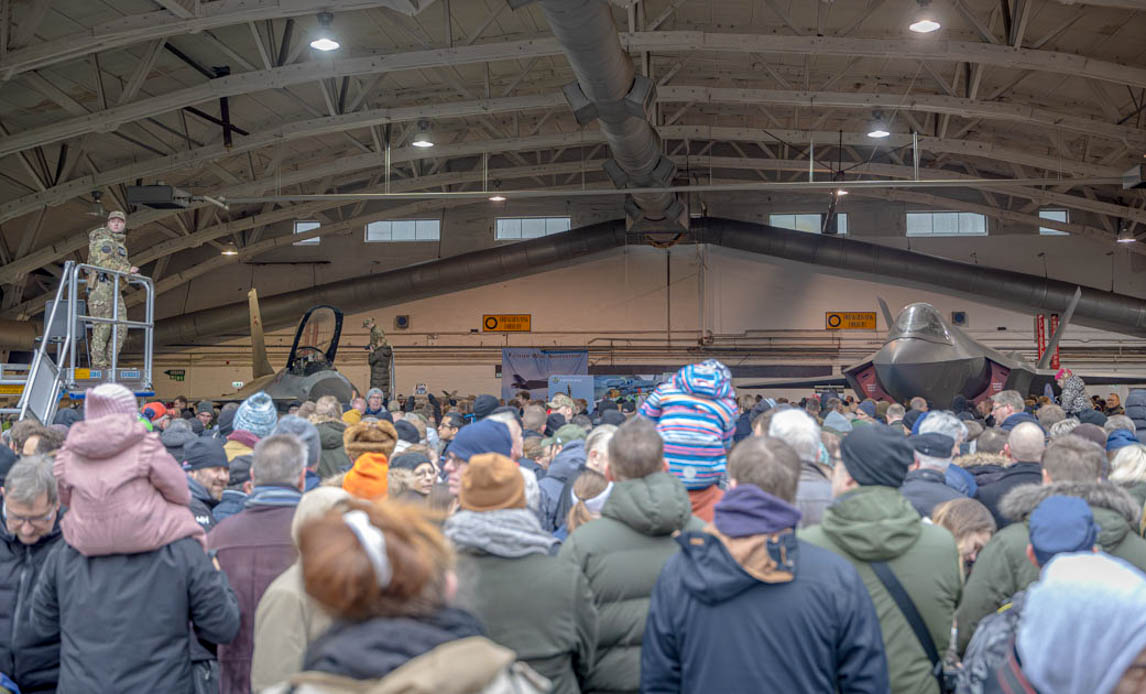 Mange mennesker står foran F16