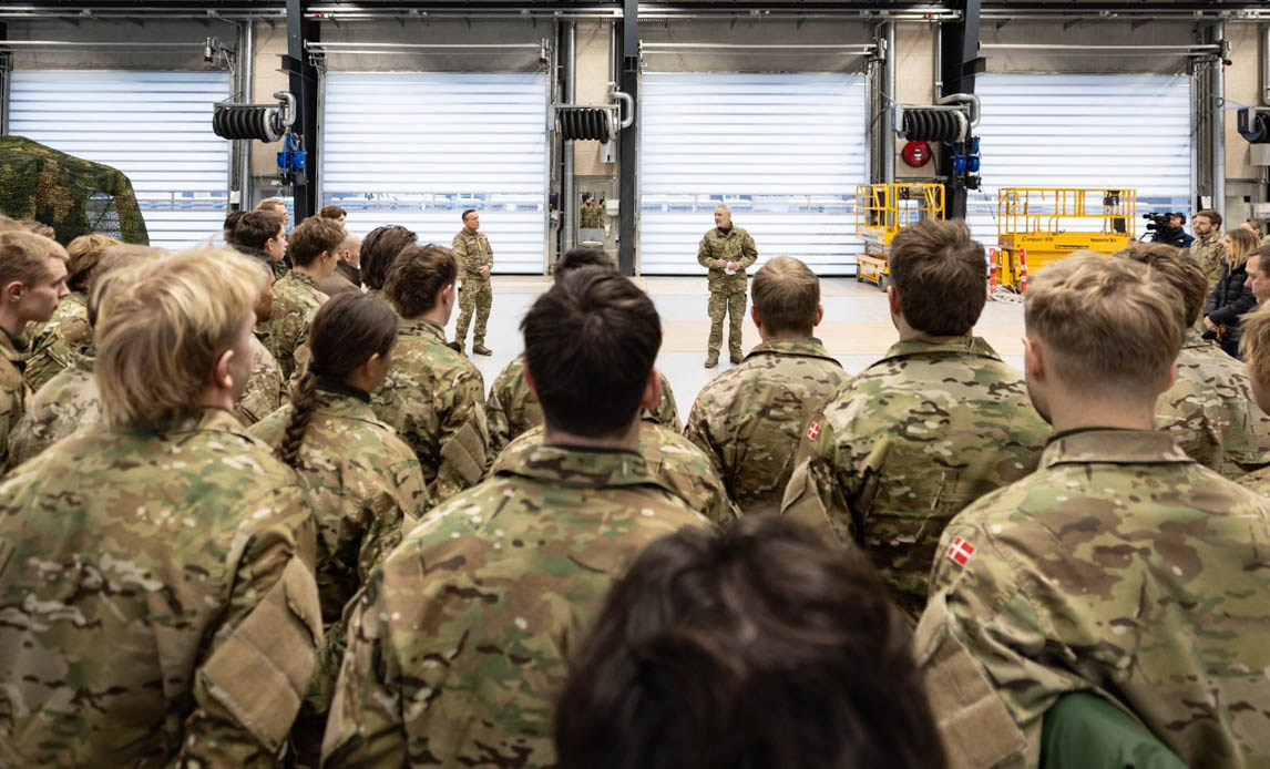 SOldater på bornholm lytter til deres regimentchef