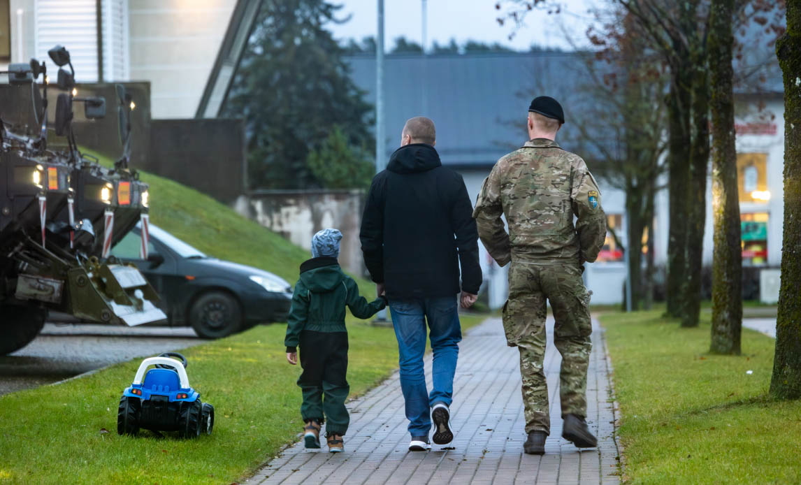 Soldat og civil går med ryggen til i letland