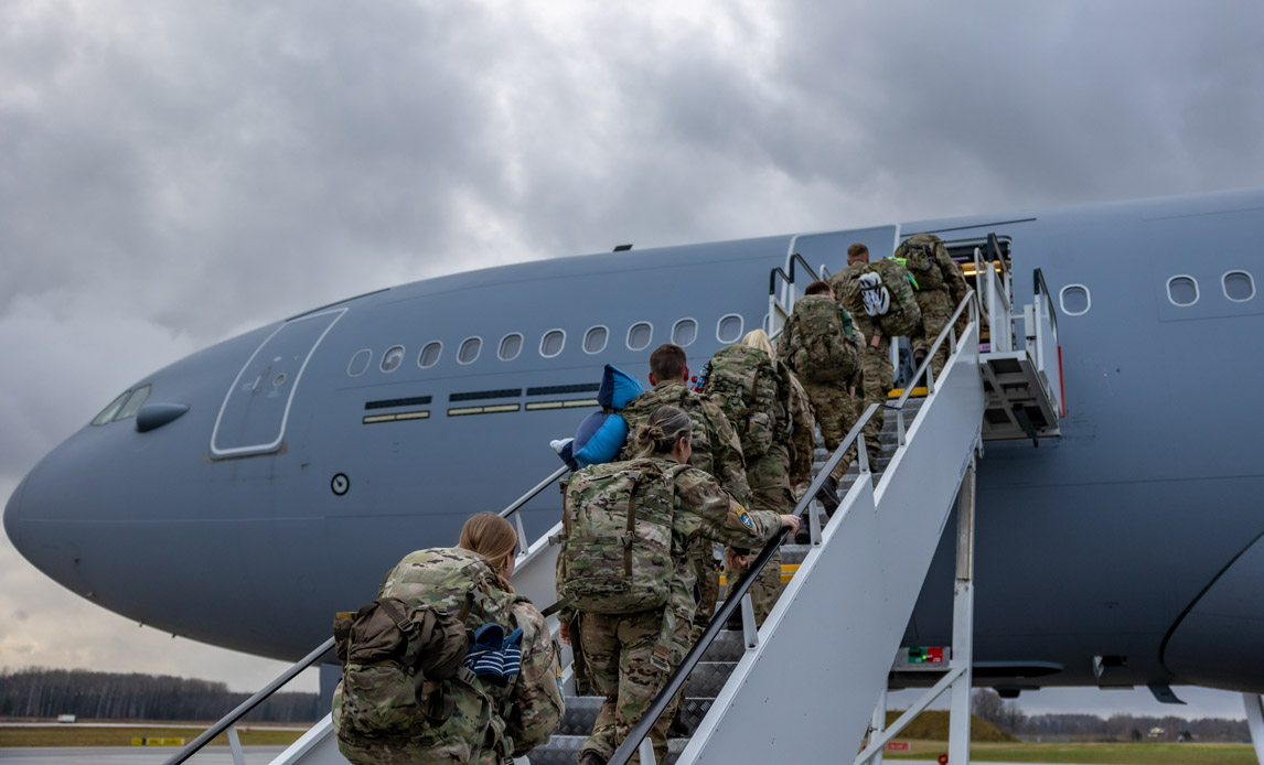 Danske soldater stiger ombord på fly i Letland