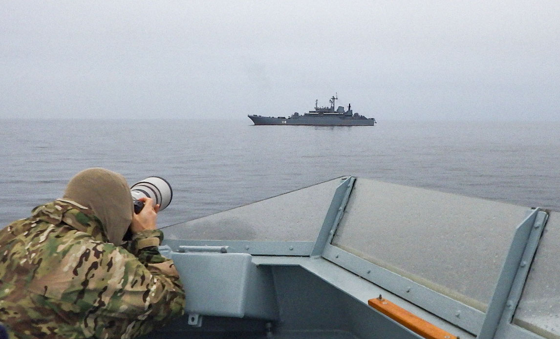 Russisk fartøj overvåges af Marinehjemmeværnet.