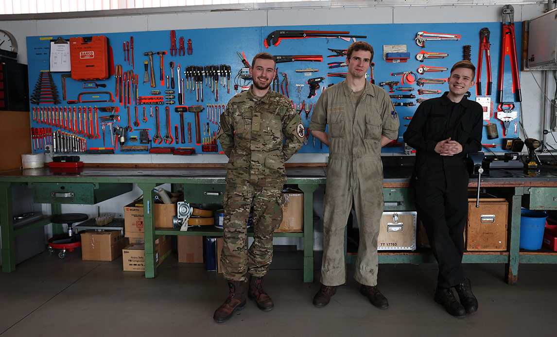 Medarbejdere i værksted på Flyvestation Skrydstrup