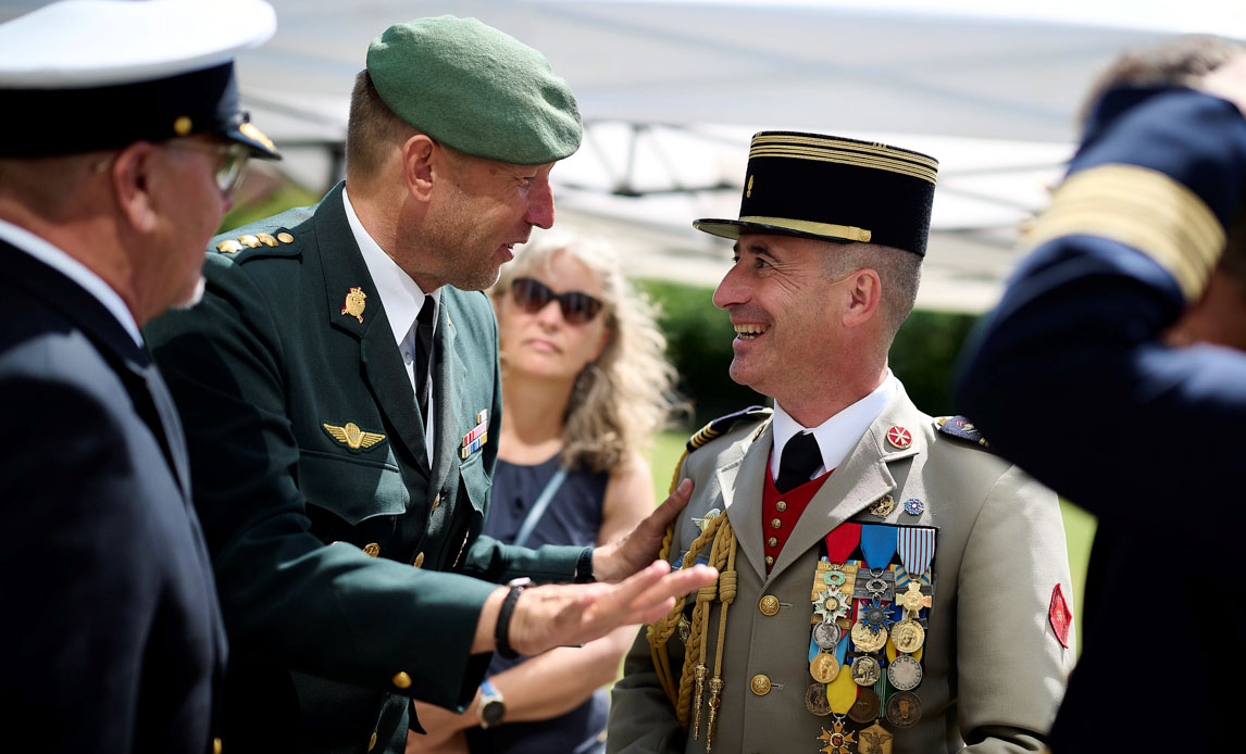 dansk og fransk officer i samtale