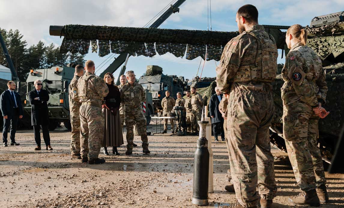 Kong Frederik besøger danske soldater i Letland