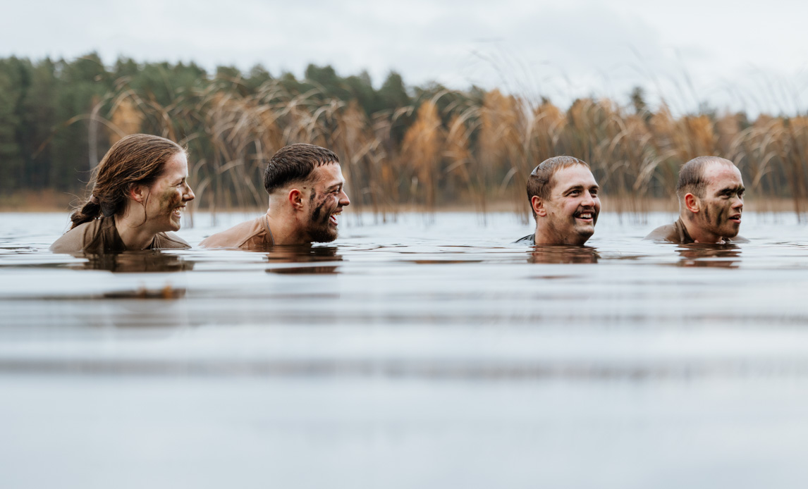 SOldater i det kolde vand i Letland