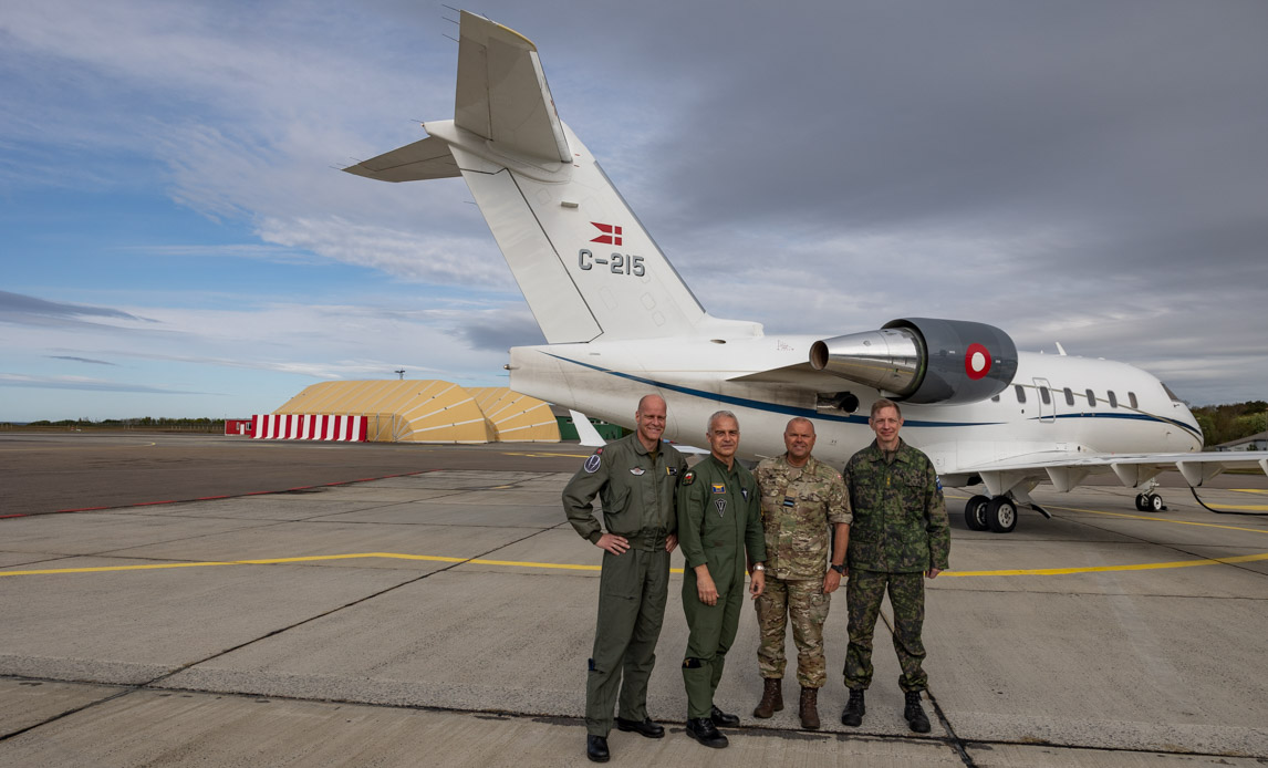 De fire nordiske flyvevåbenschefer samlet foran dansk Challenger fly