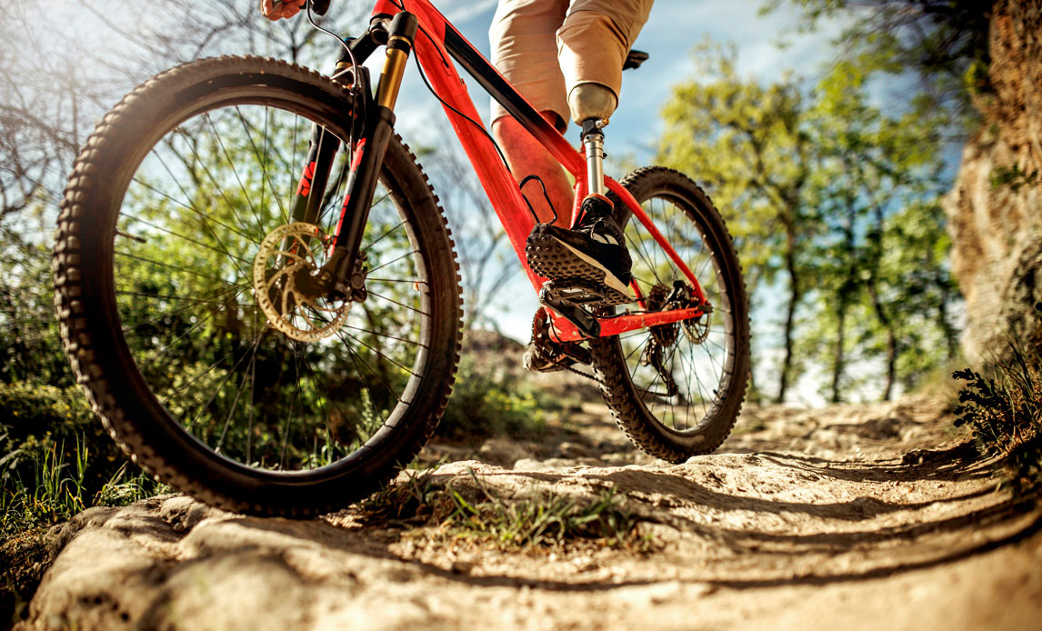Person med protese cykler