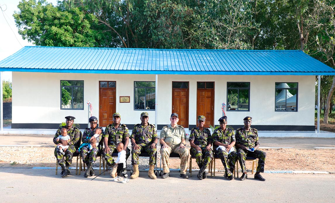 Danmark bidrager til bedre forhold og rammer for Kenya’s kvindelige soldater på Kenyas flådebase, Manda Bay i grænseregionen til Somalia. Bedre forhold for udstationeret kvindeligt personel er med til at styrke kampen mod ekstremistiske grupper i et område, der er præget af etnisk konflikt og usikkerhed.