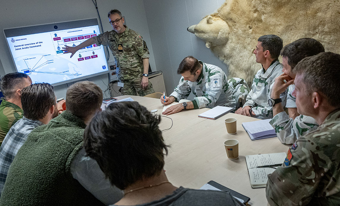 Officerer fra allierede nationer briefes i Arktisk Kommando