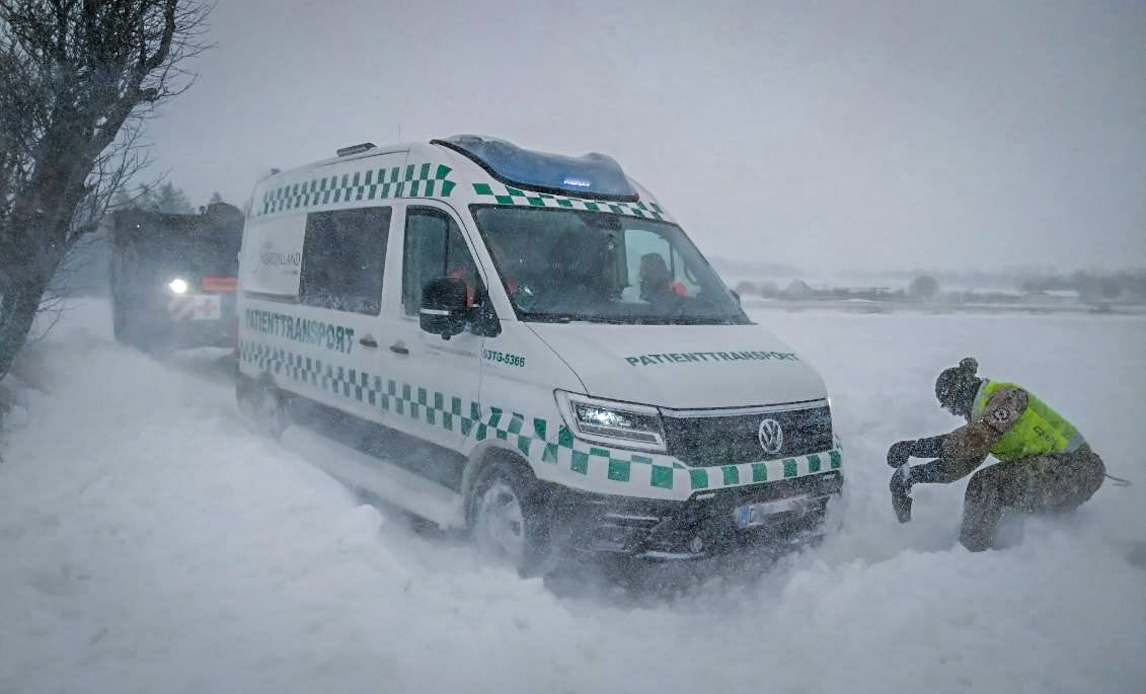 Piranha fra Trænregimentet hjælper en patienttransport med at komme fri af sneen ved Hjørring.