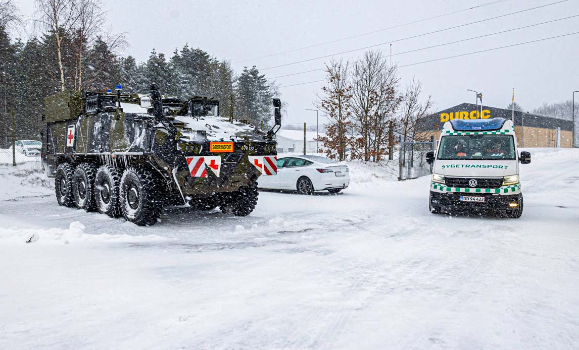 I Randers holder en af Forsvarets Piranha-køretøjer klar til at støtte politi og ambulancer i snestormen.