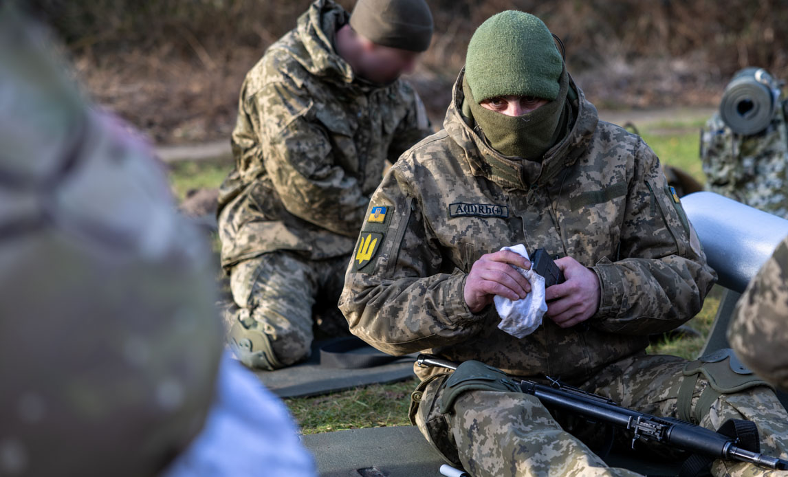 Ukrianske soldater vedligeholder deres våben under uddannelsen i Storbritannien.
