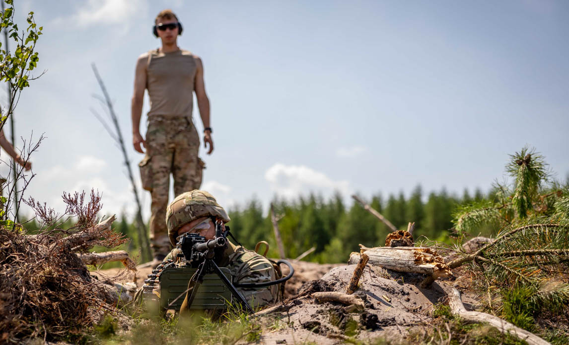 Ukrainsk soldat i skyttegrav i Danmark under uddannelse