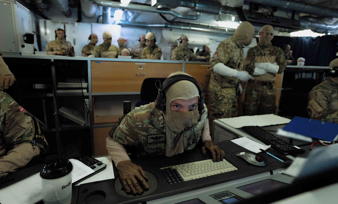 Koncentration i operationsrummet mens besætningen nedkæmper fjendtlige droner