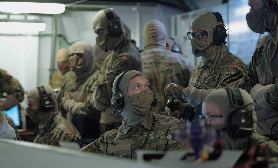 Koncentration i operationsrummet mens besætningen nedkæmper fjendtlige droner.