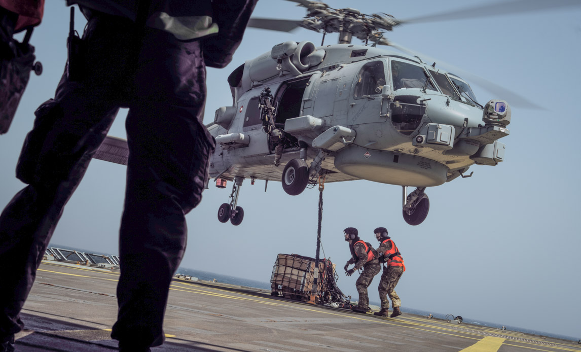 En såkaldt ”sling” monteres under helikopteren til transport at større mængder gods.