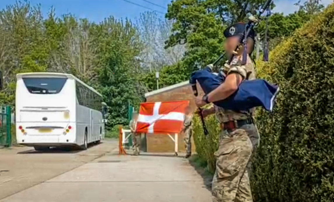 Bussen med ukrainske soldater forlader træningsområdet i Storbritannien og rejser hjem til Ukraine.