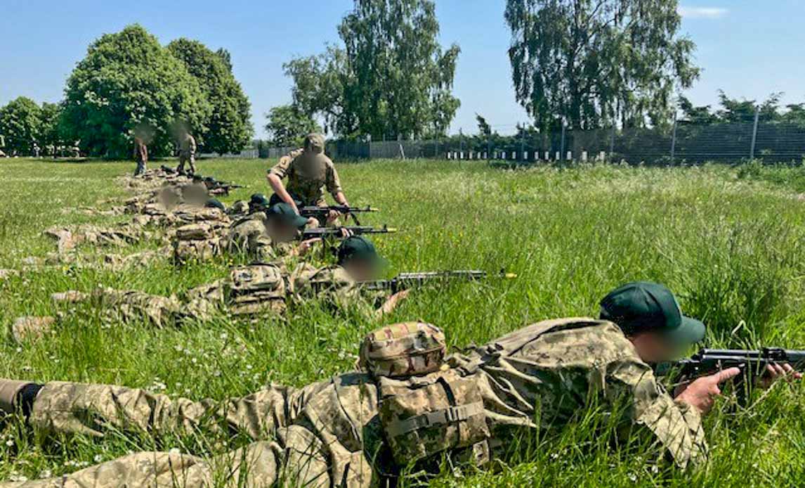 Ukrainske rekrutter øver skydestillinger