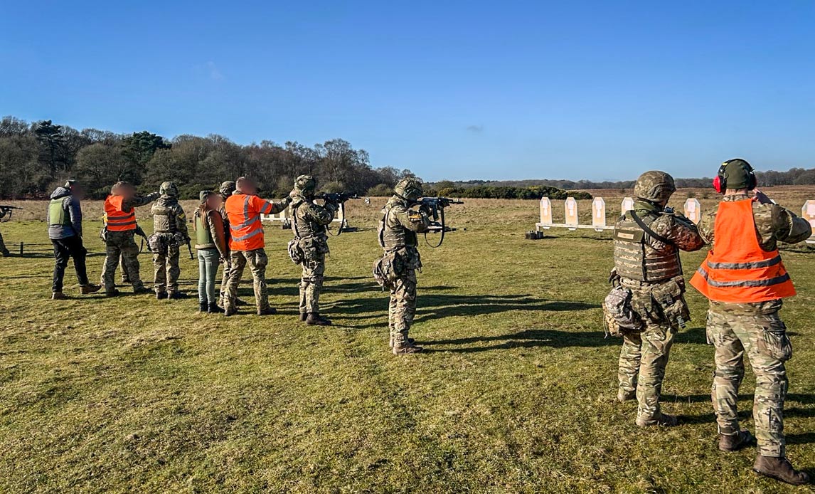 Ukrainske soldater i UK skyder med skarpt
