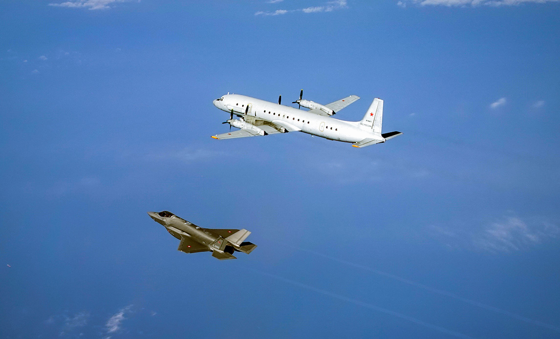 Dansk F-35 møder russisk overvågningsfly over Østersøen.