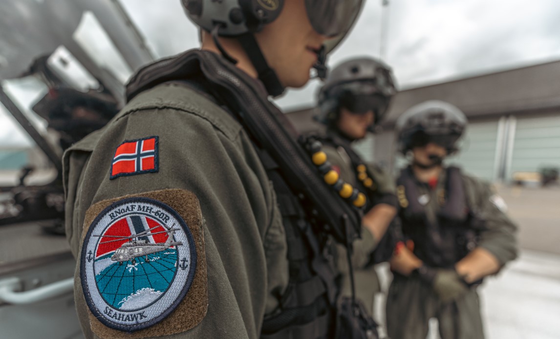 Norsk helikopter-besætning klar til at flyve dansk Seahawk-helikopter.