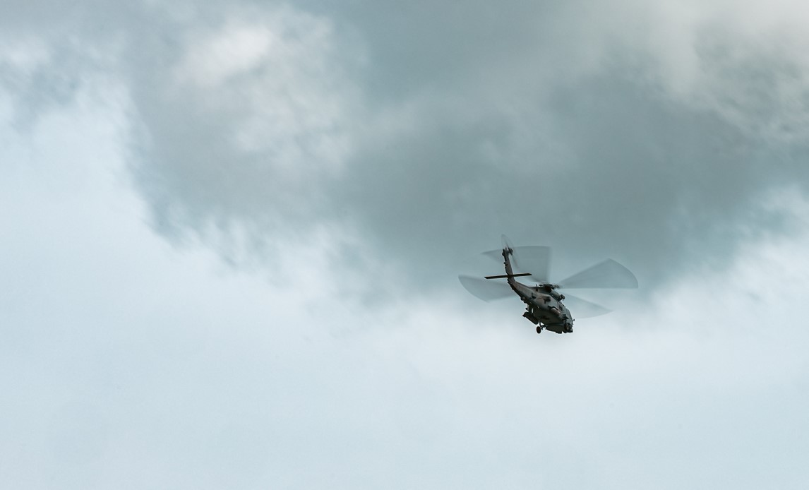 Norsk helikopter-besætning klar til at flyve dansk Seahawk-helikopter.