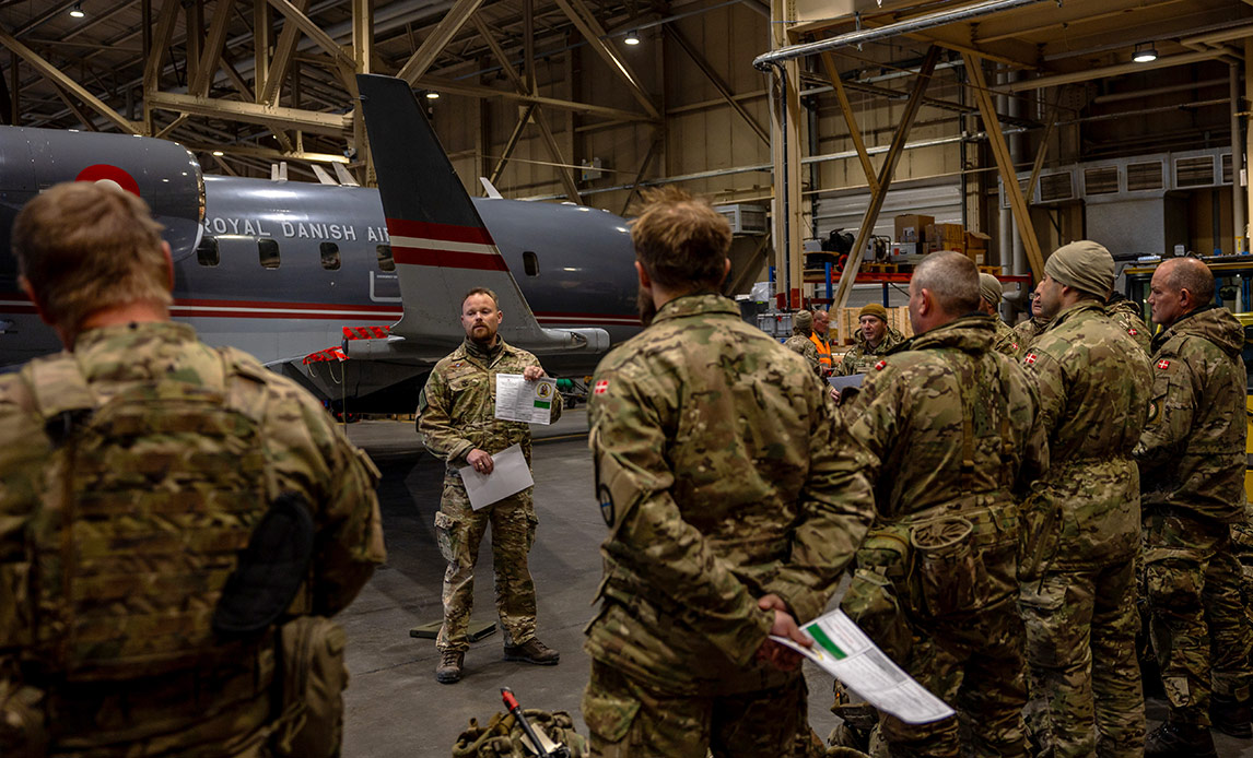 ”Hvis man ser en isbjørn, skal man ringe til politiet.  Hvis du bliver jagtet af en moskusokse, så løb ned ad bakke, ikke op!”, fortæller Morten.