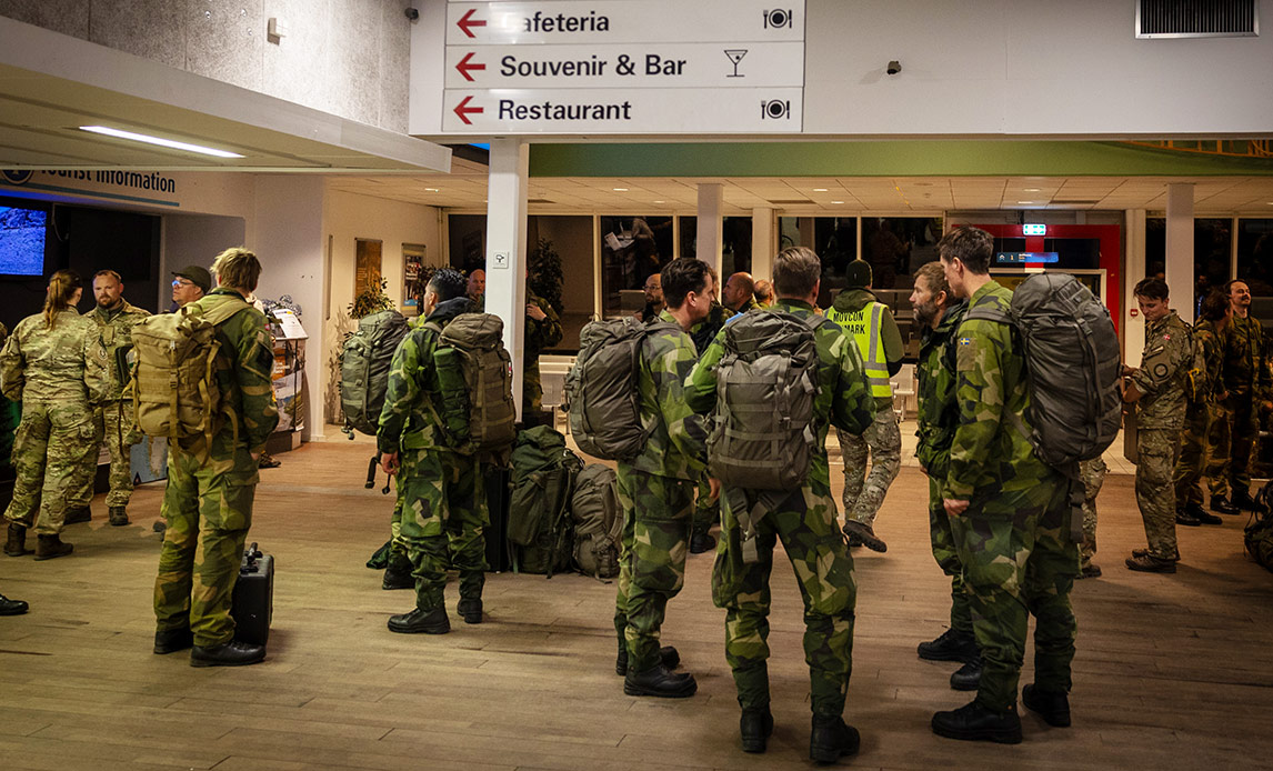 Danske og Svenske hjemmeværnsfolk ankommer i Kangerlussuaq Lufthavn