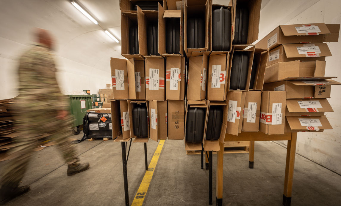 Ankomst og udpakningen af de nye anti-drone-haglgevær.