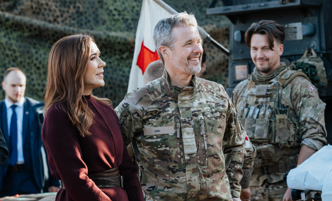 Deres Majestæter Kongen og Dronningen besøger danske soldater i Letland