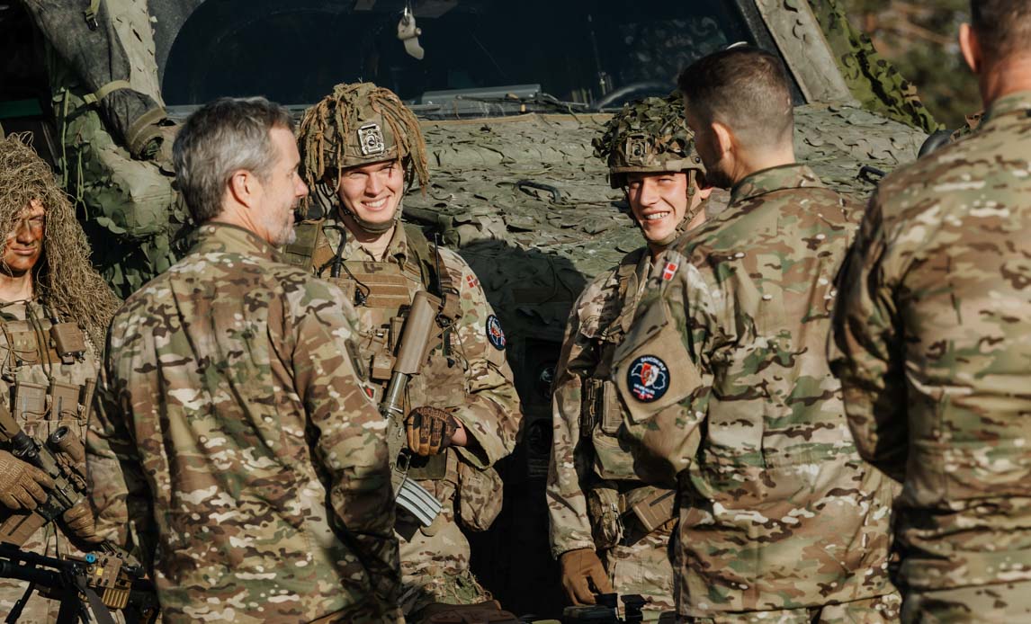 Deres Majestæt Kongen i samtale med danske soldater i Letland.