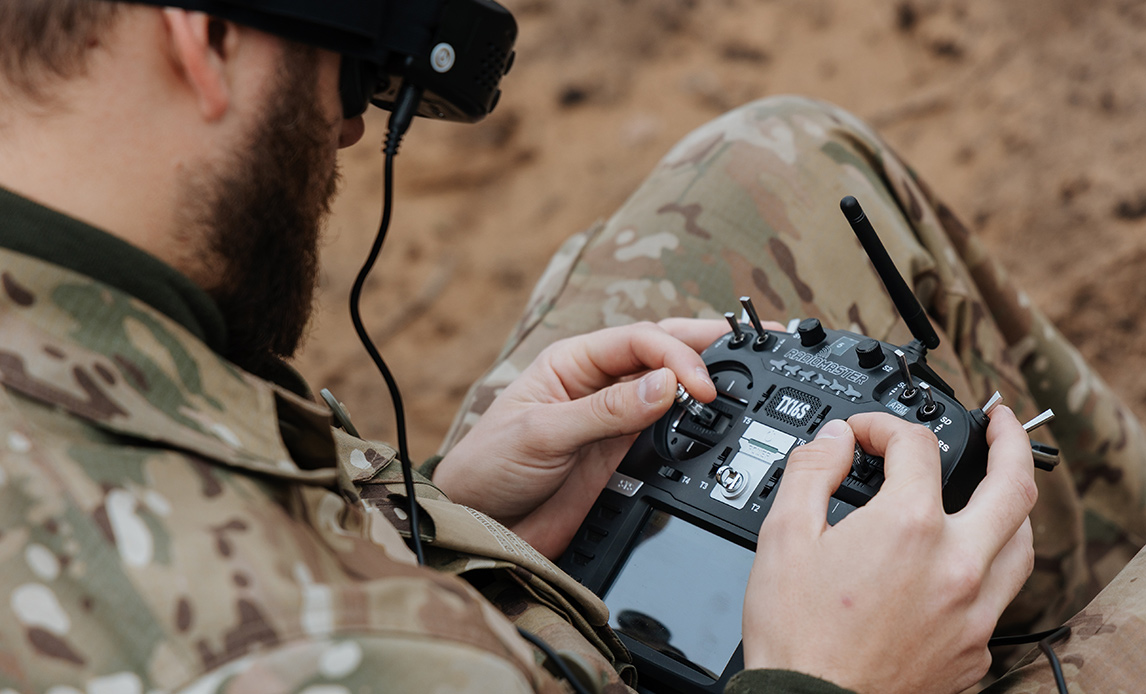 Danske soldater flyver FPV-droner under testens første fase, hvor de får en grunduddannelse i brugen af droner.