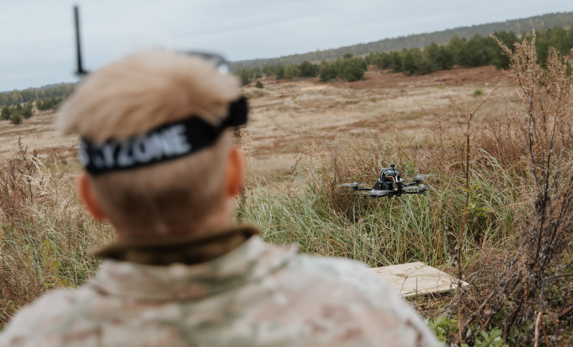 Danske soldater flyver FPV-droner under testens første fase, hvor de får en grunduddannelse i brugen af droner.