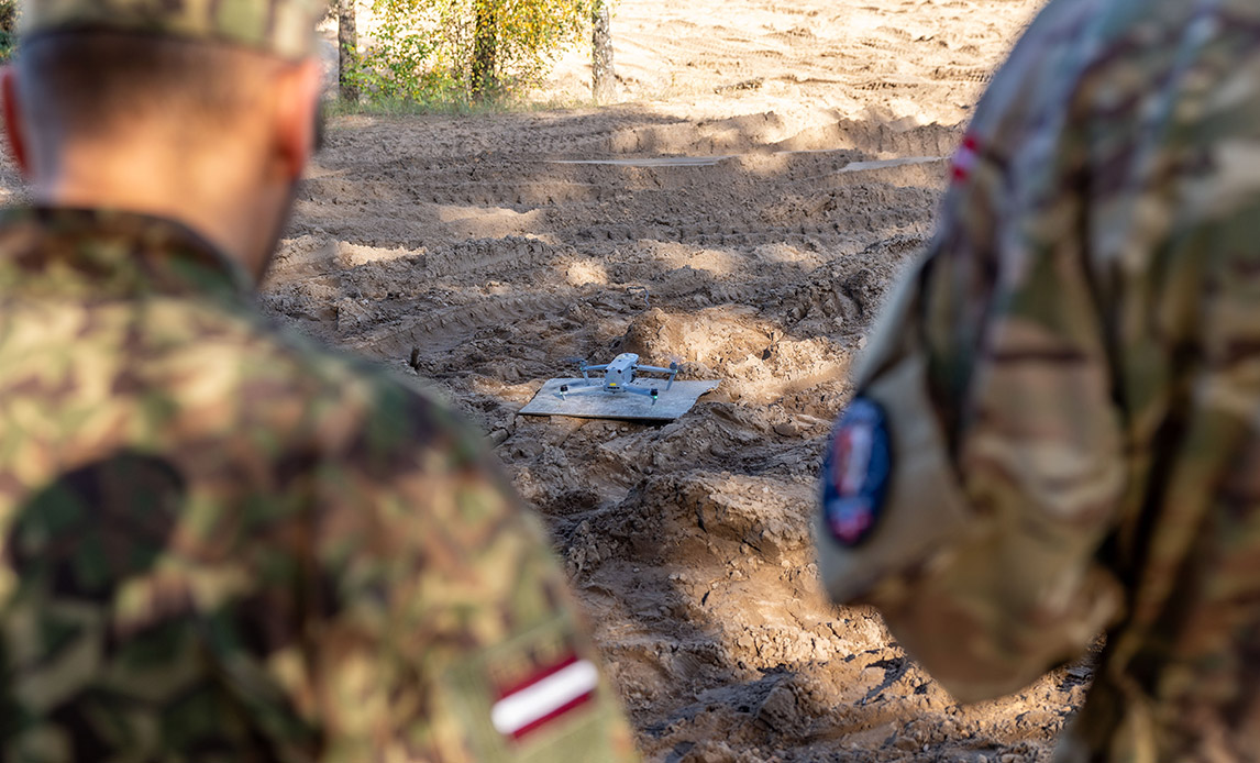 Danske soldater gennemfører dronetræning sammen med lettiske soldater fra 2nd National Guard