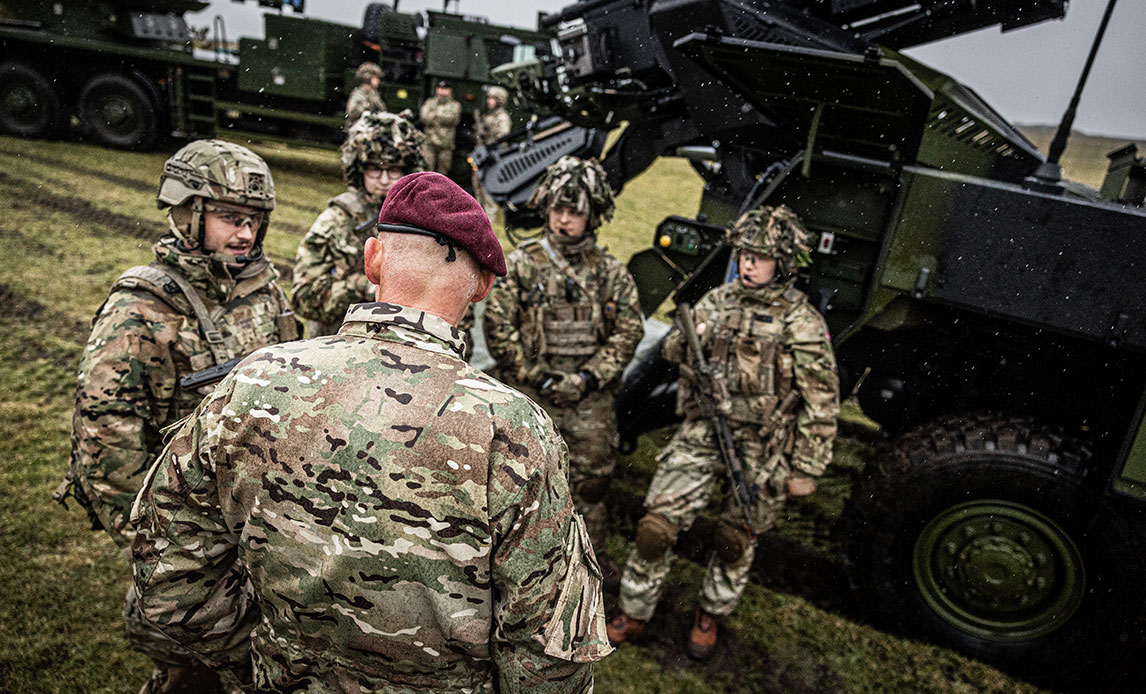 Forsvarschefen besøger soldater i Oksbøl