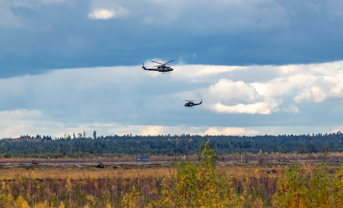 De to canadiske helikoptere skiftedes til at levere støtte i terrænet.