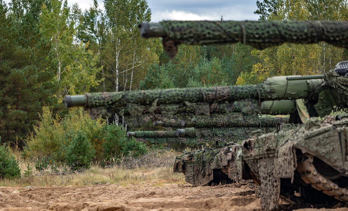 Kampvognene holder klar til at blive kaldt frem til skydning.