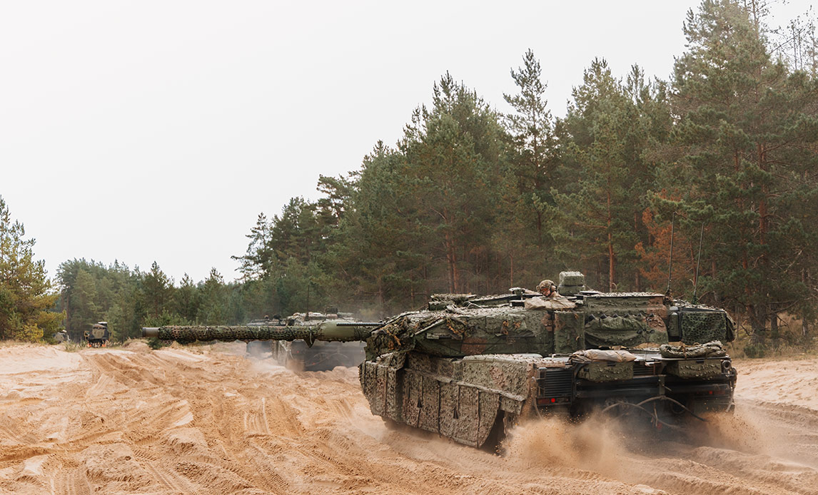 Kampvogne i terrænet under træning af samvirke med bataljonens mekaniserede infanteri.