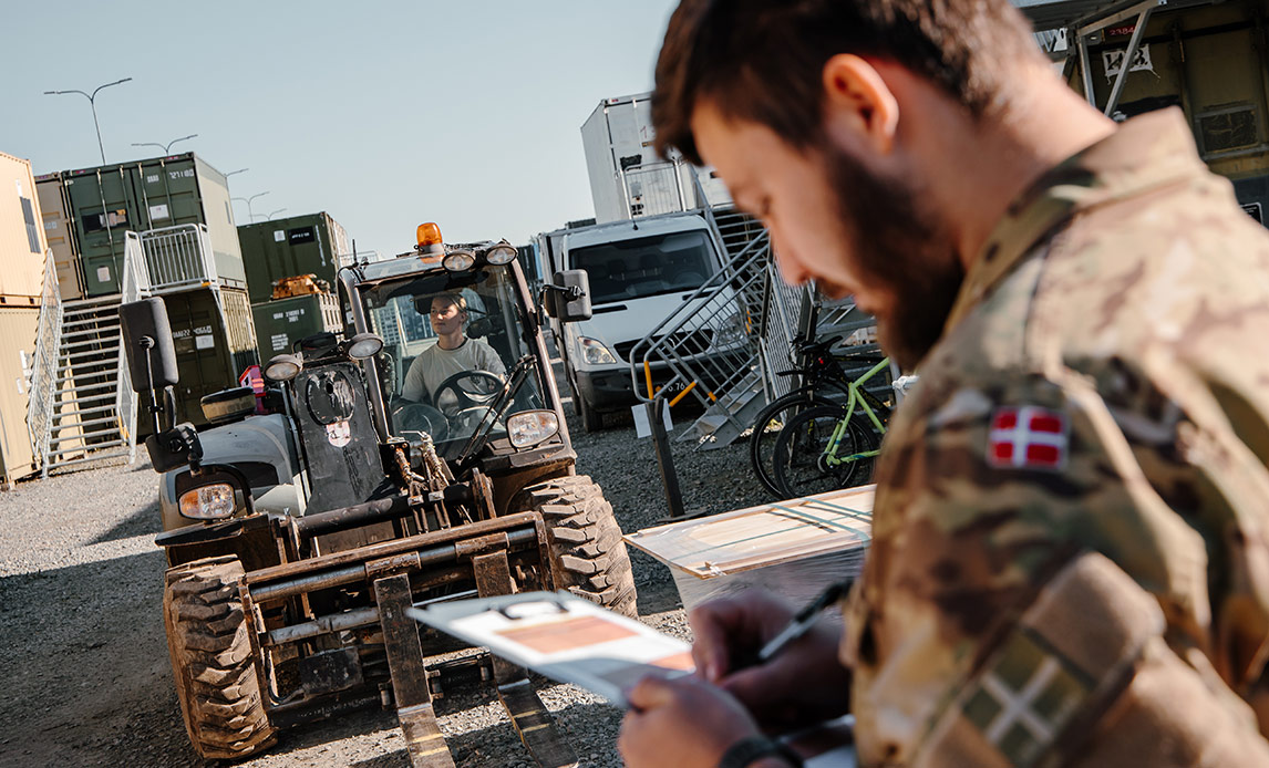 Det nationale støtteelement, der støtter kampbataljonen med logistik under udsendelsen, tager imod genforsyning af materiel