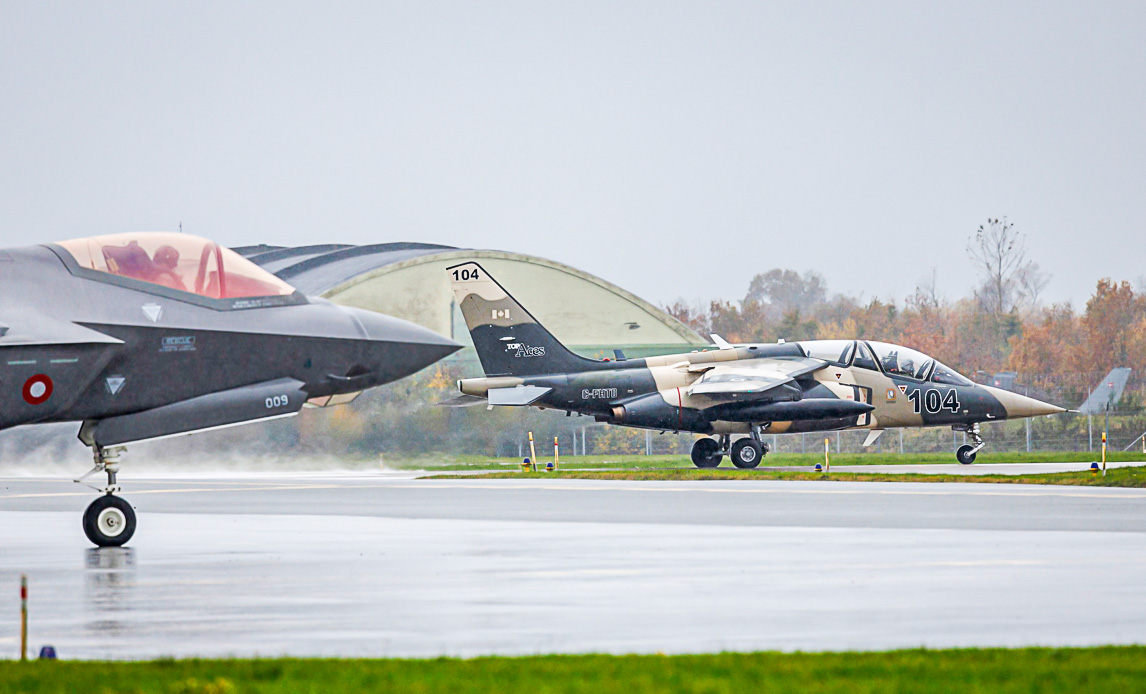 Dansk F-35 kampfly foran et af de nye Red Air-fly.