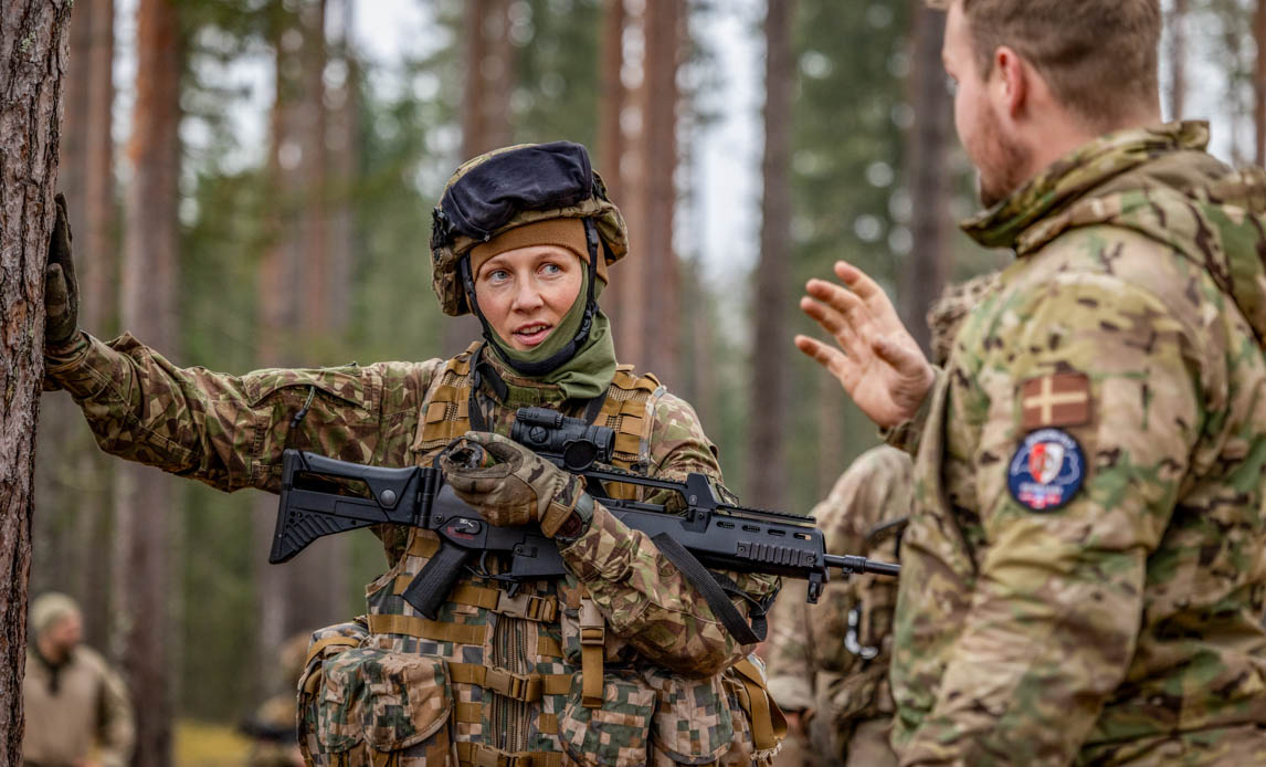 Efter gennemgang af en lektion i rensning af løbegang modtager de lettiske soldater feedback fra de danske instruktører.