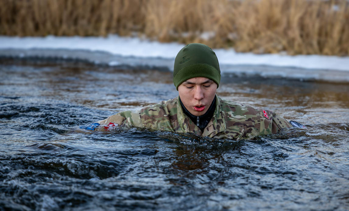 Værnepligtig i Grønland i iskoldt vand