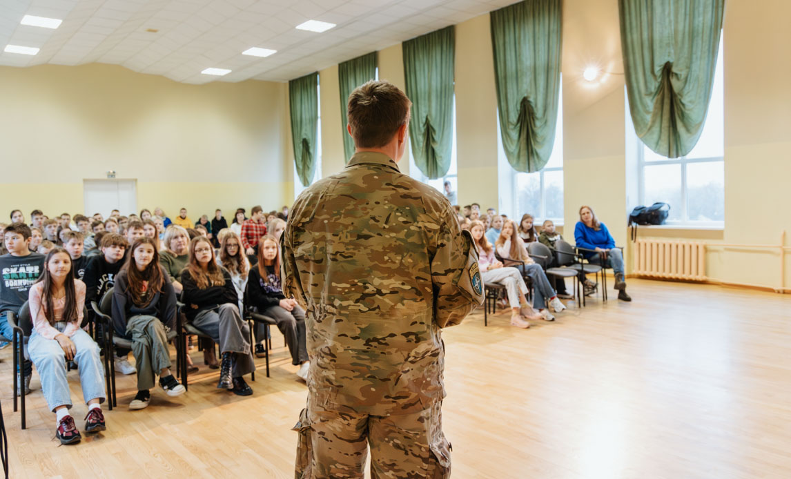 En dansk kaptajn fortæller unge lettere om NATOs tilstedeværelse.